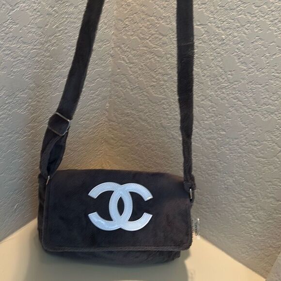 Chanel Precision Fuzzy Messenger Bag Charcoal Gray CC Logo Terry Cloth New GWP - Picture 6 of 10